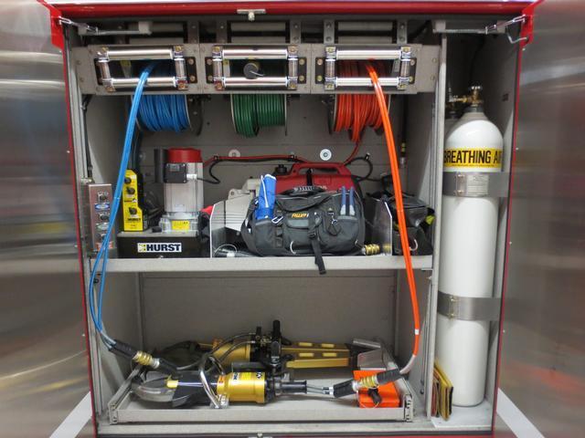 Drivers side compartment (D1) houses a Hurst trimo power unit, three Hurst hydraulic reels, steering wheel cover, two Hurst pigtail adaptors, two SCBA cascade bottles, portable gen light, Hurst Pedal Cutter, Hurst JL-500 Cutter and Hurst Transformer spreader