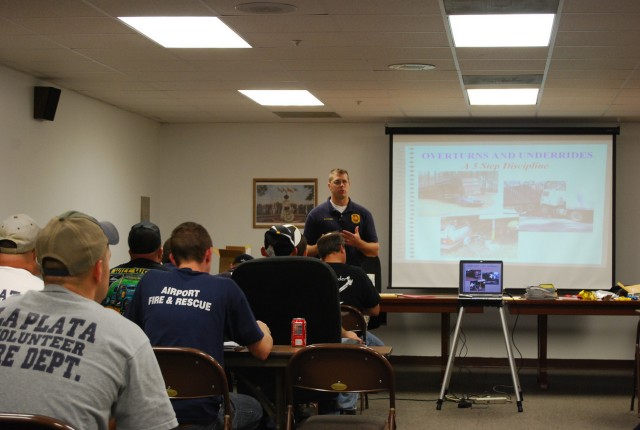 Lt Krabbe speaking to the class
